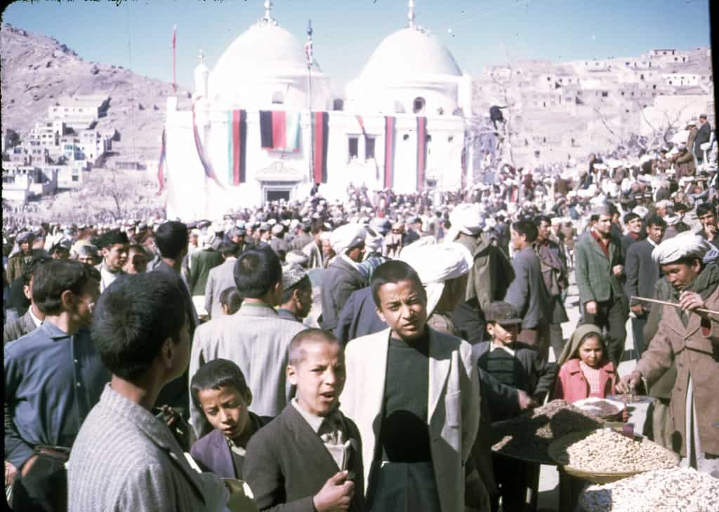إحدى الساحات المزدحمة