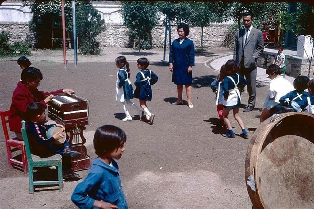 طلاب صغار في الفسحة