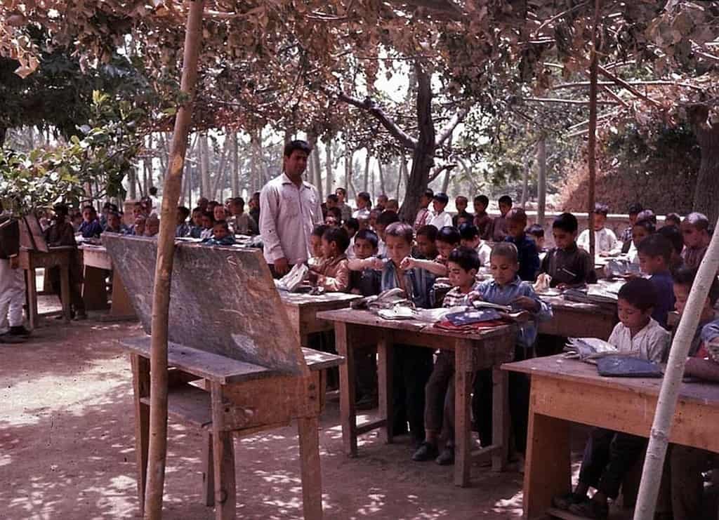 طلاب يتعلمون في صفّ خارجي