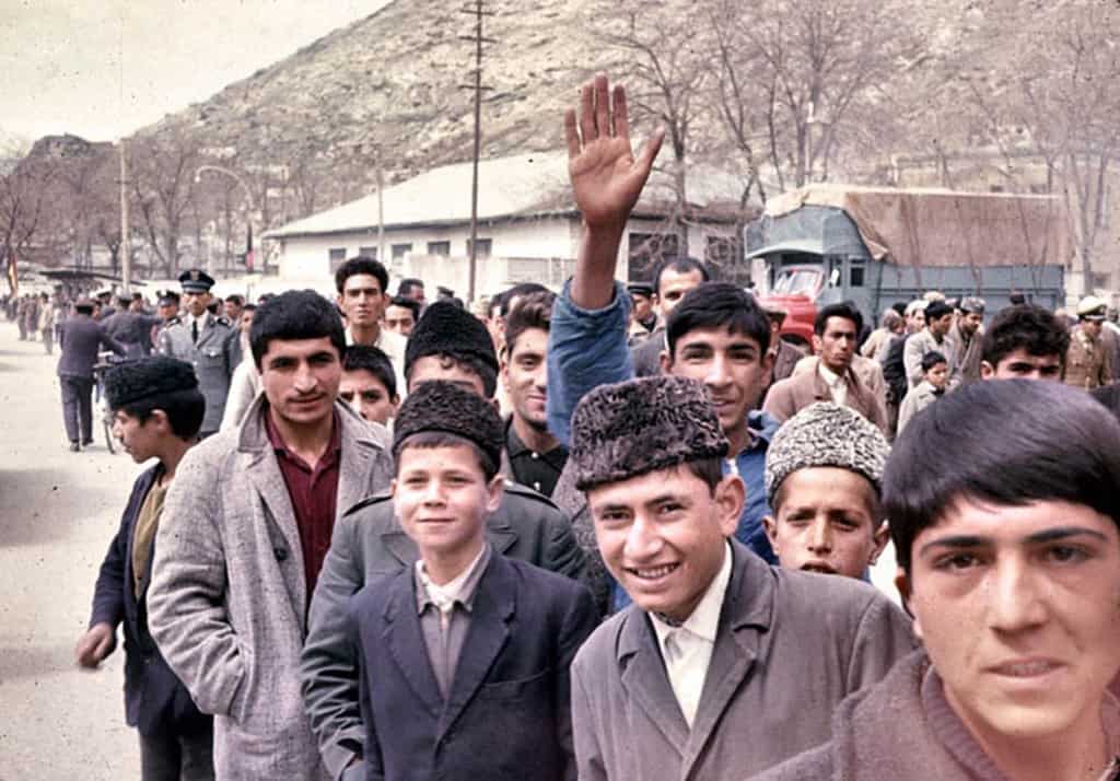 شباب في الشوارع