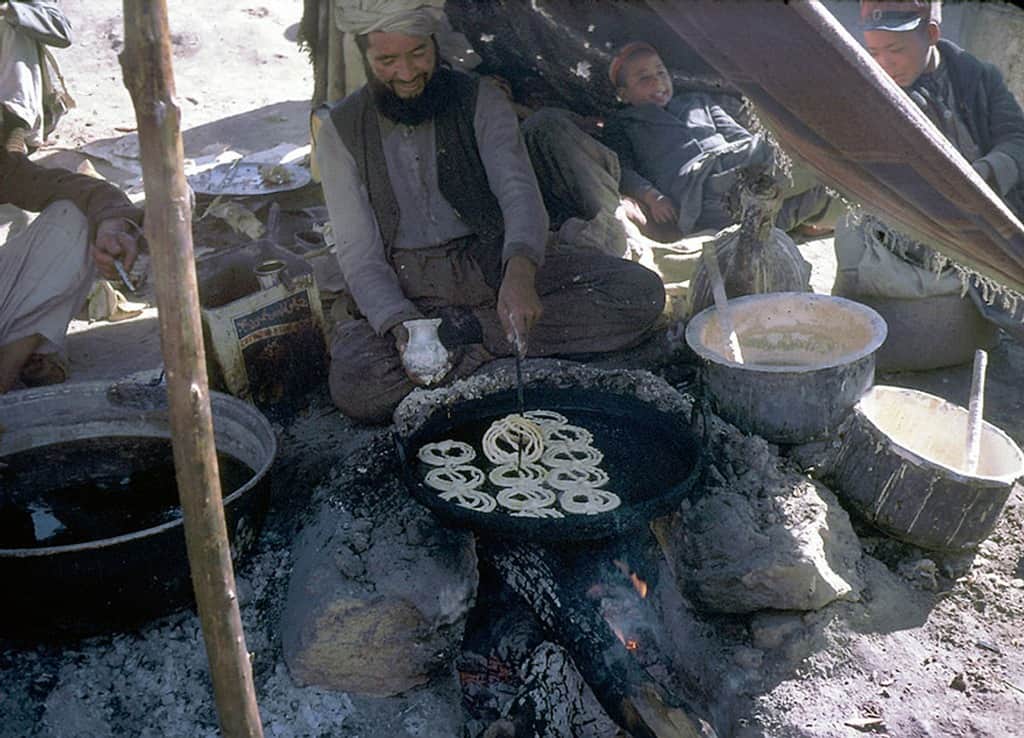 رجل يحضّر حلوى الزلابية