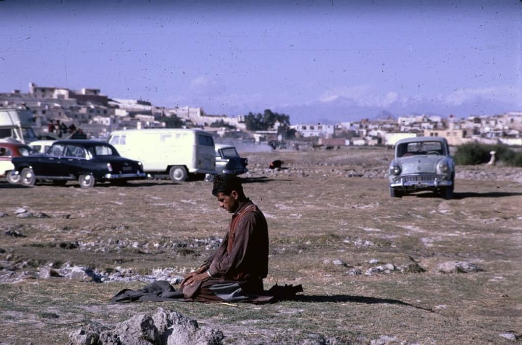 رجل يؤدي الصلاة