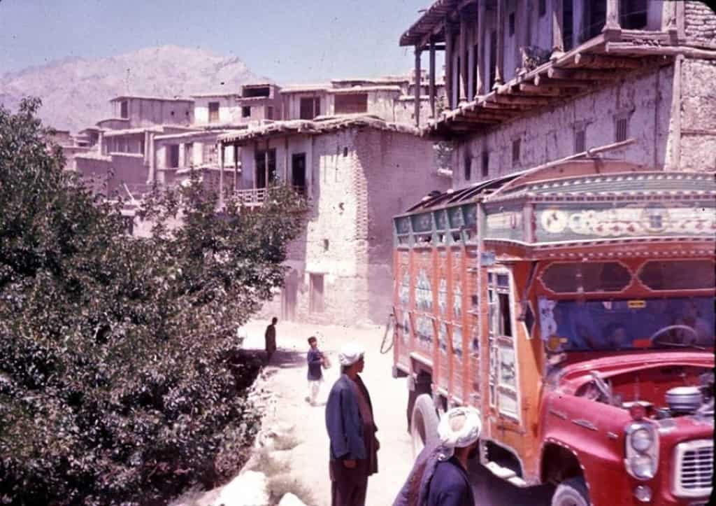 شاحنة تسير على طريق ترابي