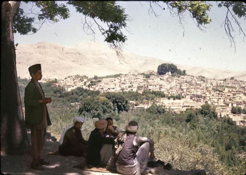 رجال بالقرب من قرية إستاليف
