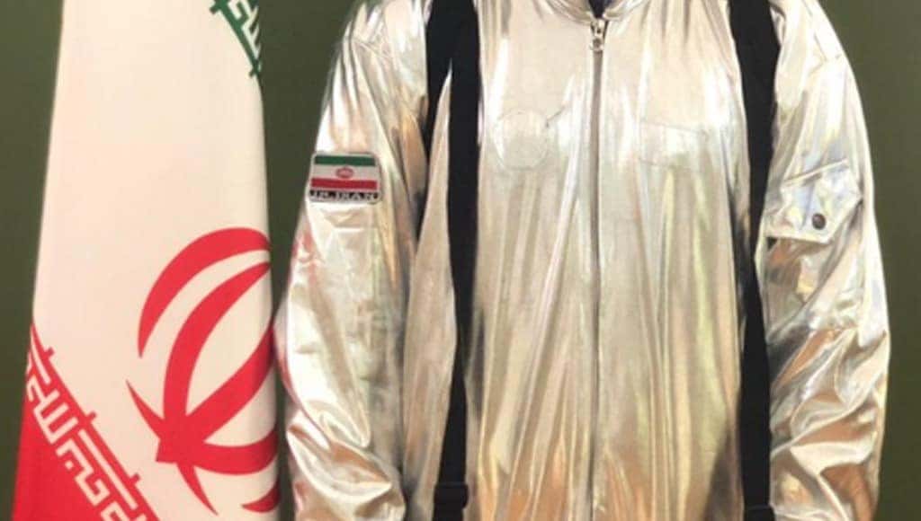 الوزير الإيراني يكشف النقاب عن بزة رواد فضاء تبين لاحقا أنها زي تنكري خاص بالأطفال