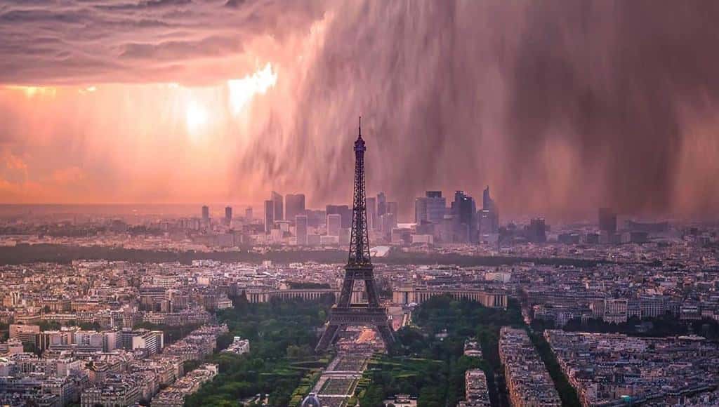 هل هذه الصورة هي صورة لعاصفة حقيقية ضربت باريس؟