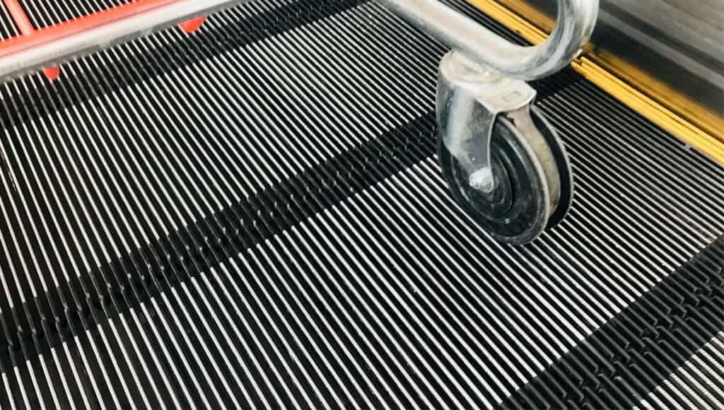 لماذا درجات السلالم المتحركة متشابكة