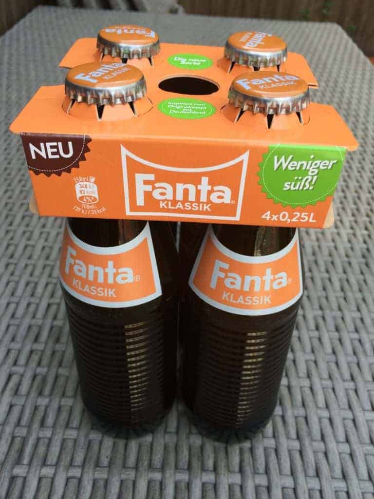 تمت صناعة عبوات Fanta Klassik هذه في ألمانيا في عيد ميلاد الشركة الـ75 سنة 2015.