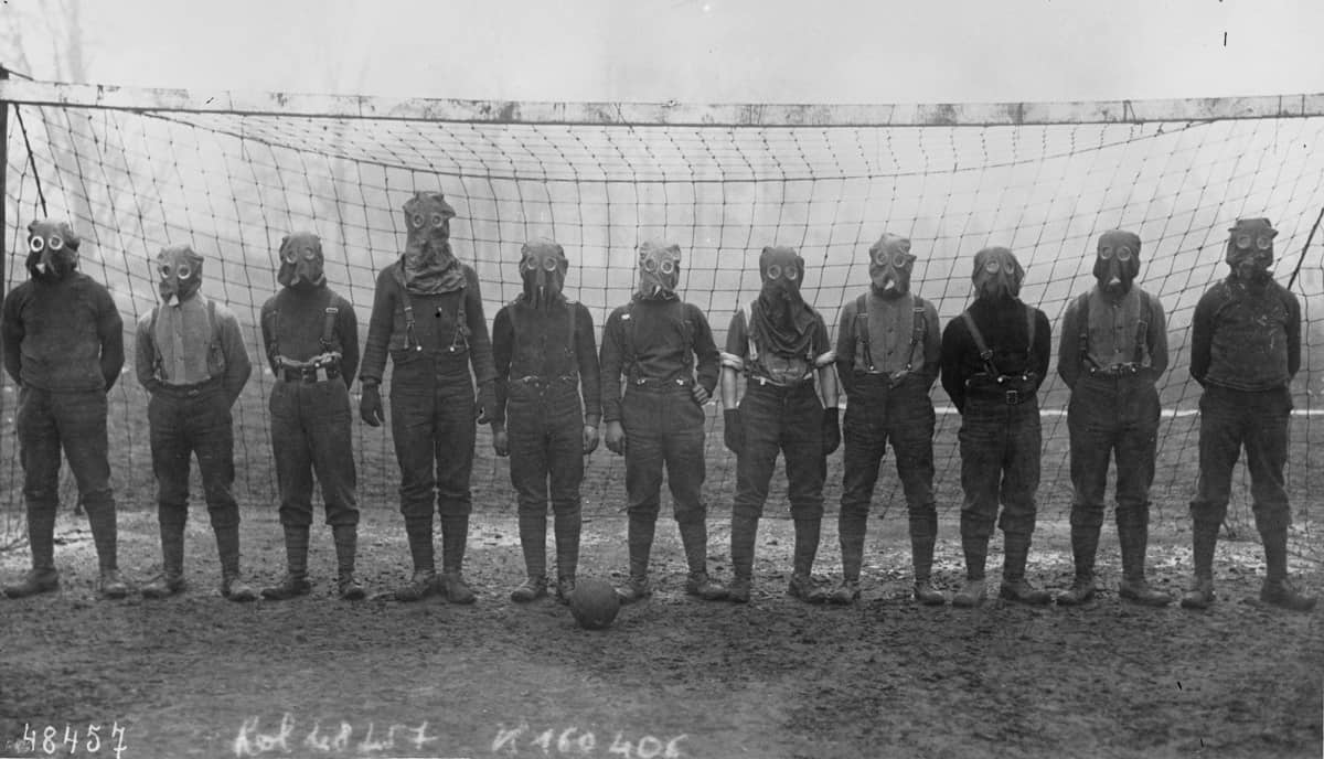 فريق كرة قدم بريطاني يرتدي لاعبوه أقنعة الغاز الروسية سنة 1916. صورة: Agence Rol/Bibliothèque Nationale de France