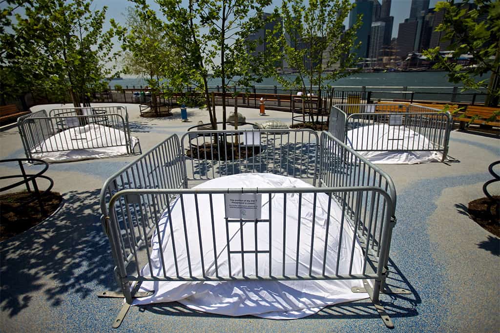 القبب المعدنية بعد أن تمت تغطيتها حتى لا تؤذي المزيد من الأطفال.