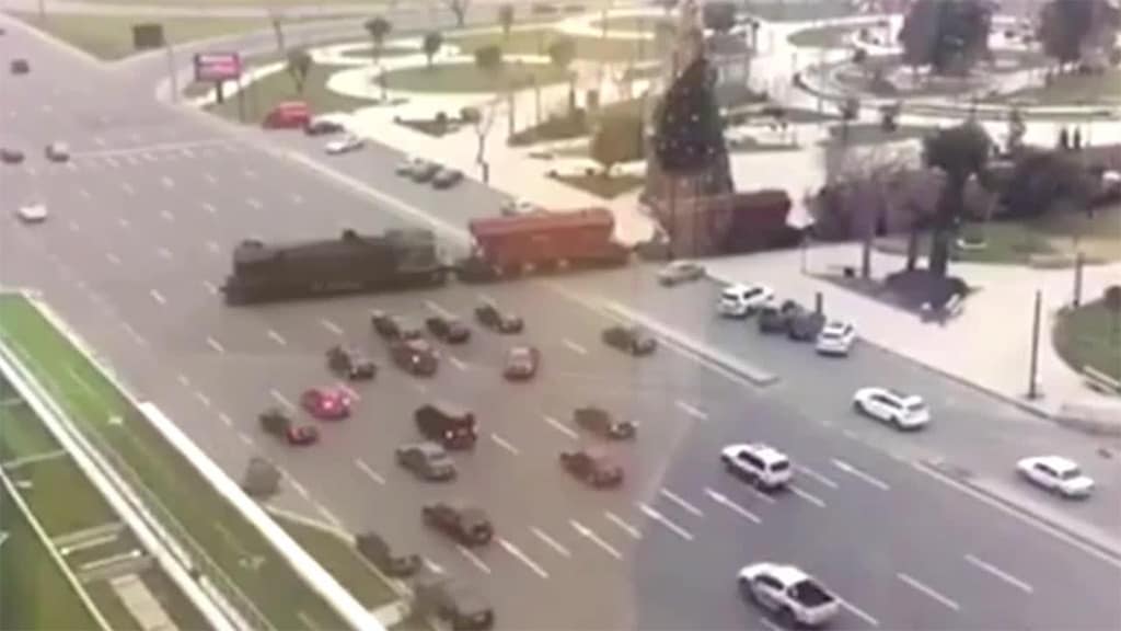 سكة حديدية تعبر الطريق السريع في باكو دون إشارات أو حواجز