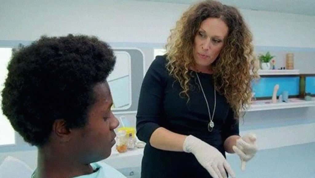 طبيبة برنامج عيادة الجنس تتفحص قضيب زاك