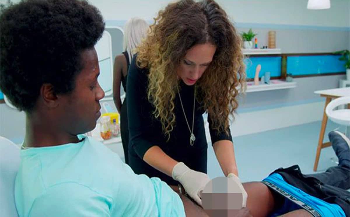 طبيبة البرنامج التلفزيوني «عيادة الجنس» وهي تتفحص (زاك). صورة: channel4