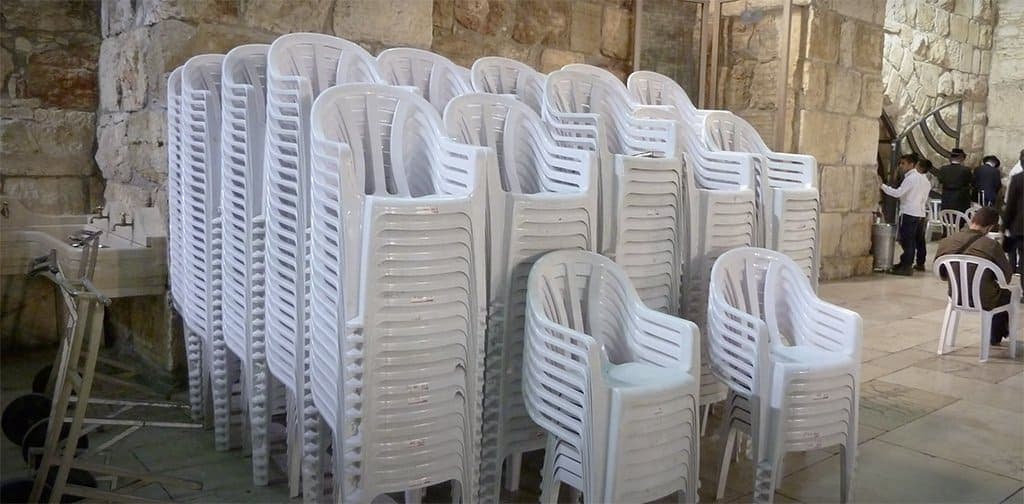 كراسي مونوبلوك مكدسة فوق بعضها البعض في القدس.