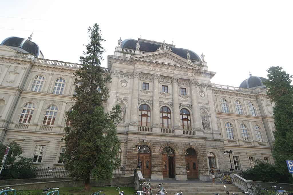 المبنى الرئيس في جامعة Graz التي درس فيها نيكولا تسلا.