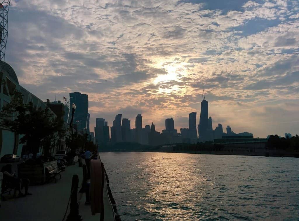 هذا ما يحدث إذا اهتز هاتفك الجّوال عند محاولة التقاط صورة لناطحات السحاب في شيكاغو