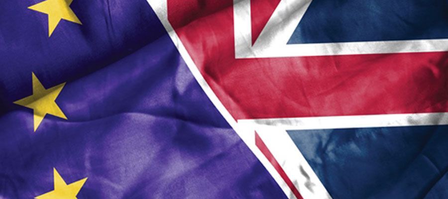 علم بريطانيا مع علم الاتحاد الاوروبي