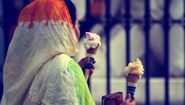 امرأة مسلمة تتناول المثلجات