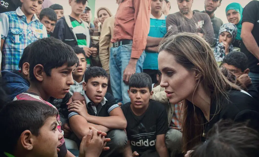 انجلينا جولي تحاول مساعدة لاجئين سوريين