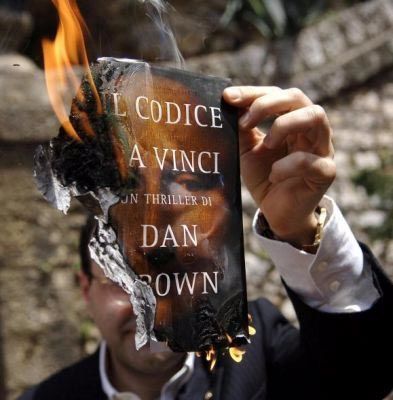 حرق كتب دان براون