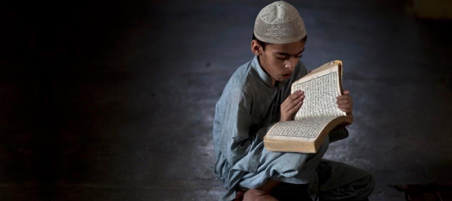 طفل يقرأ قرآن