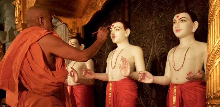 الهندوس يعبدون الاصنام