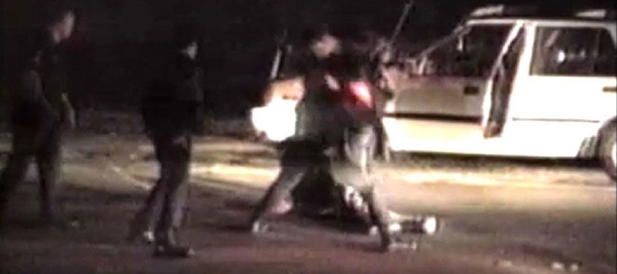 رودني كينغ ذو البشرة السوداء يتعرض للضرب من قبل الشرطة الأمريكية