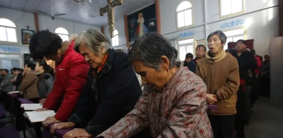 صينيون يؤدون الصلاة المسيحية