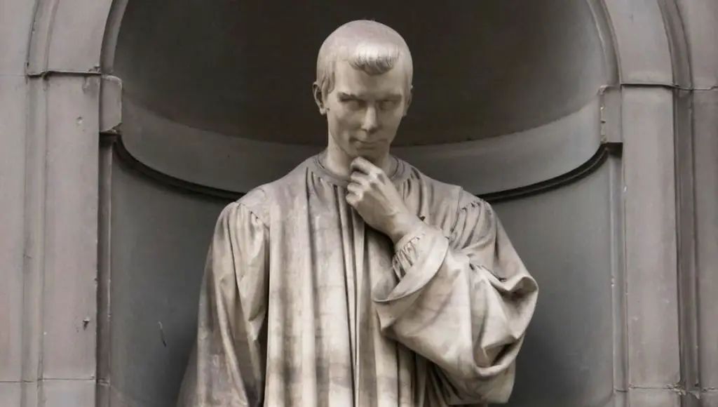 تمثال لـ نيكولا ميكيافيللي