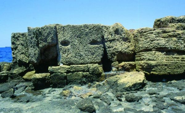 بقايا الأسوار في جزيرة أرواد