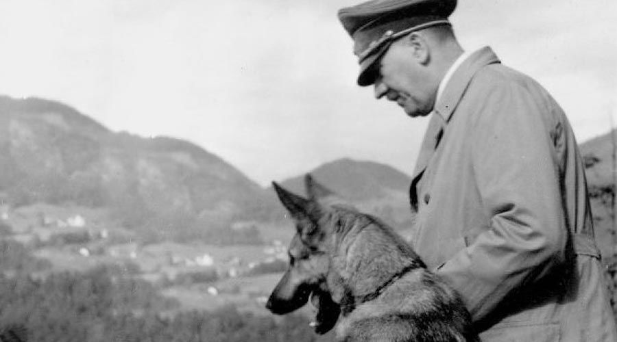 هتلر مع كلبه
