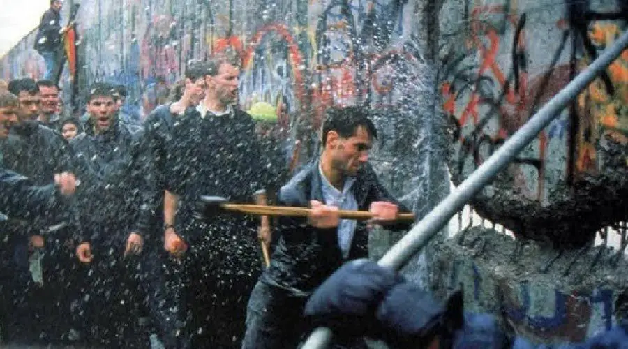 تهديم جدار برلين