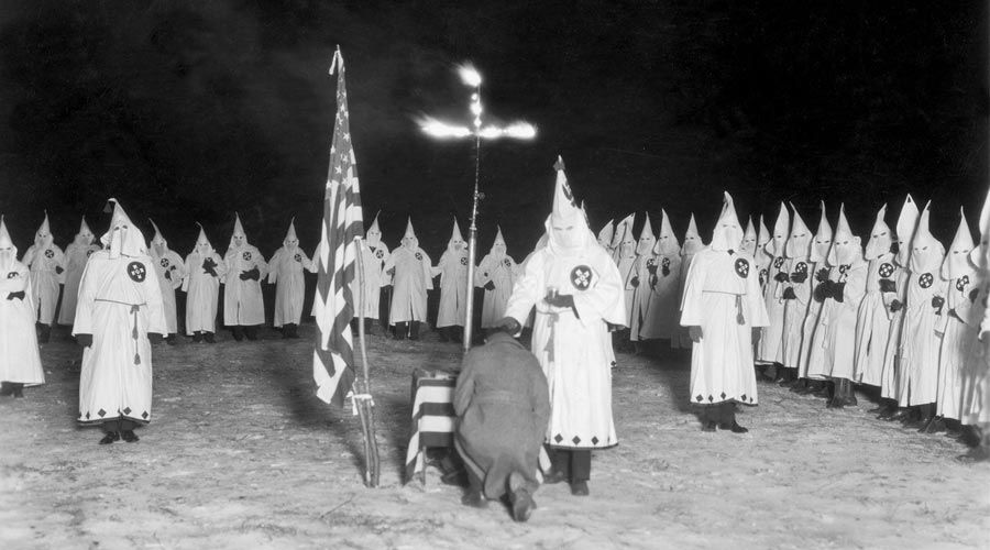 ترسيم عضوٍ جديد في جماعة Ku Klux Klan KKK