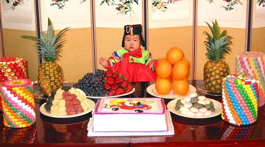 عيد ميلاد طفل آسيوي