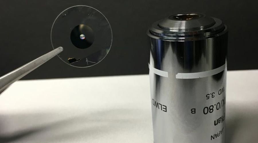 مقارنة بين العدسات المجهرية التقليدية و Meta-Lens الجديدة.