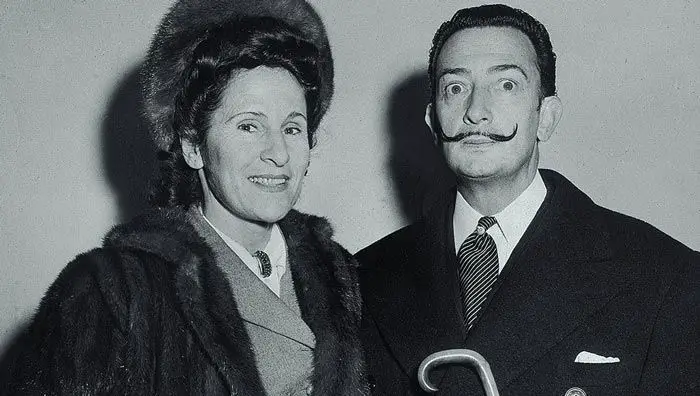 سلفادور دالي وزوجته ”غالا“ دياكونوفا
