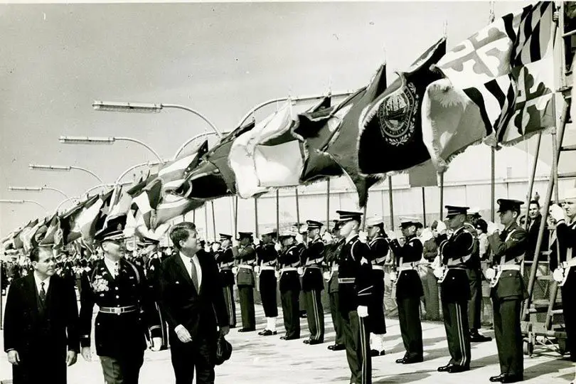 من اليمين، الرئيس الأمريكي جون كينيدي وتشارلز موراي والرئيس البرازيلي جواو جولارت