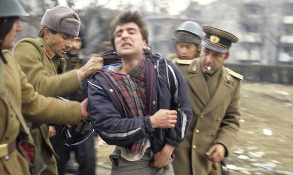جنود يلقون القبض على داعم معروف لنظام تشاتشيسكو في مدينة تيميسوارا اثناء الثورة الرومانية، ديسمبر 1989