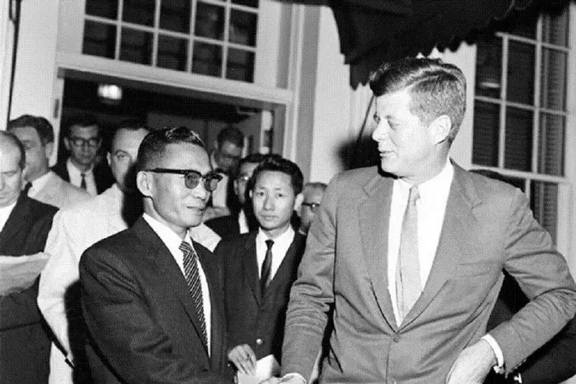 الرئيس الأمريكي جون كينيدي في لقاء مع الجنرال بارك شونج