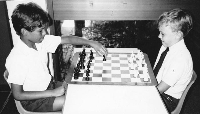هيث ليدجر وهو طفل يلعب الشطرنج
