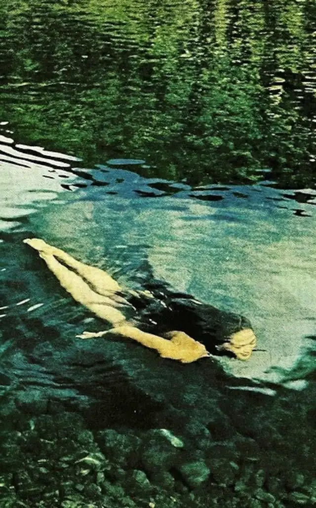 فتاة تغطس في نهر Vaitepiha في تاهيتي