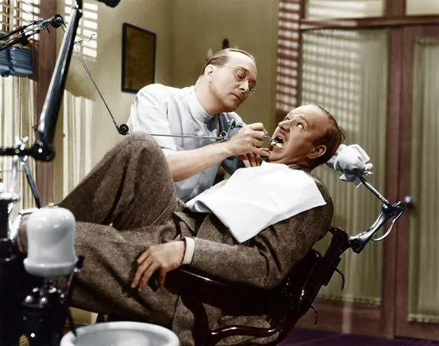 طبيب اسنان في القرن 20