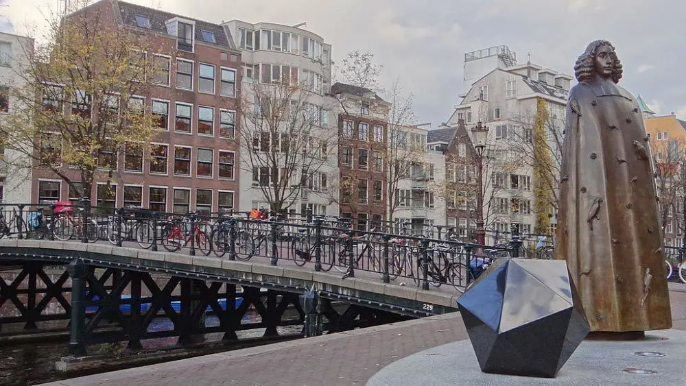 تمثال سبينوزا في امستردام