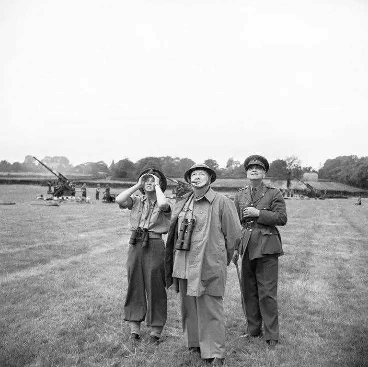 وينستون تشرشل وابنته ماري والجنرال السير فريدريك بايل خلال الحرب العالمية الثانية، وهم يشاهدون استعراض طائرات في جنوب انجلترا في 30 يونيو 1944
