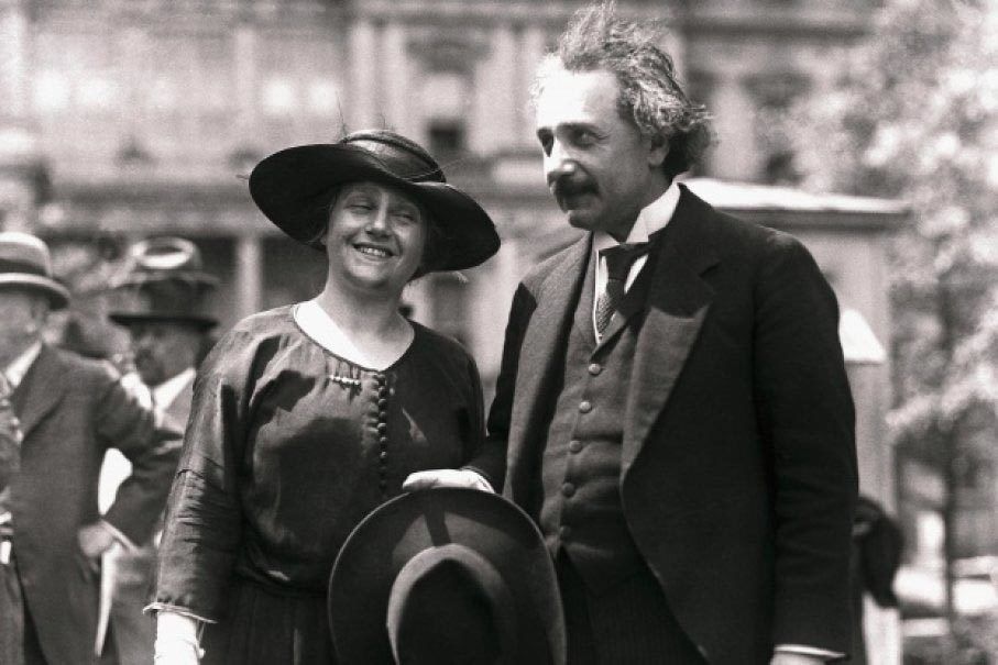 أينشتاين مع زوجته أيلزا