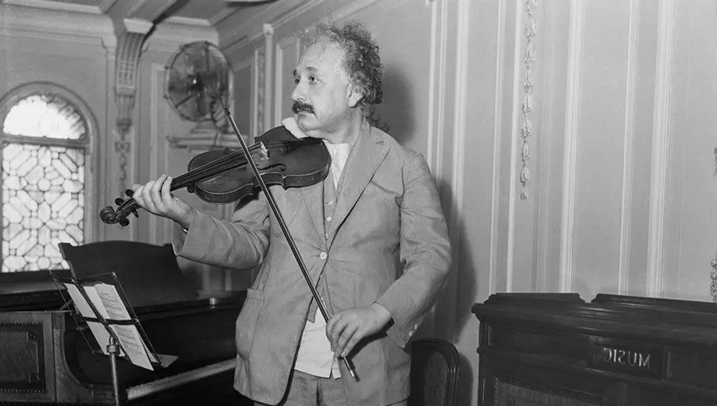 آينشتاين والكمان