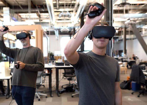 الرئيس التنفيذي لشركة فيسبوك مارك زوكربيرج يقوم يتجربة Oculus VR