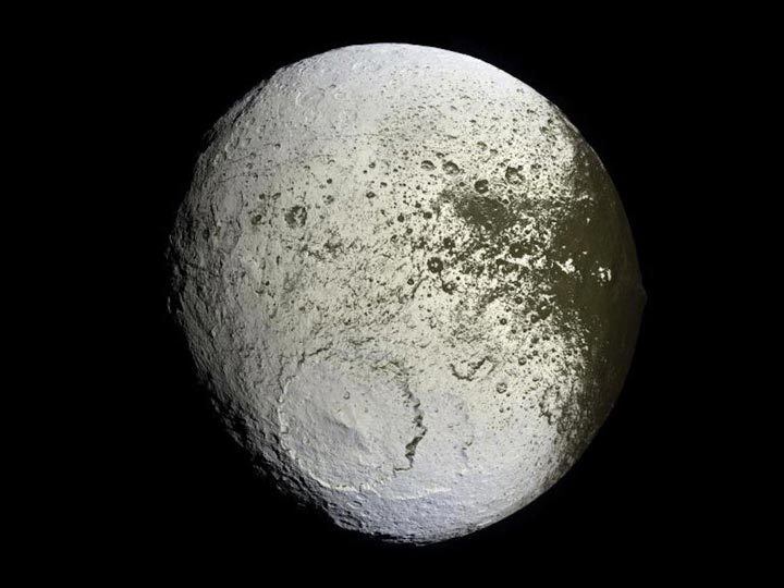قمر زحل Iapetus