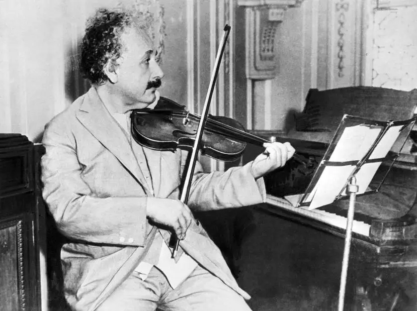 أينشتاين وهو يعزف على الكمان