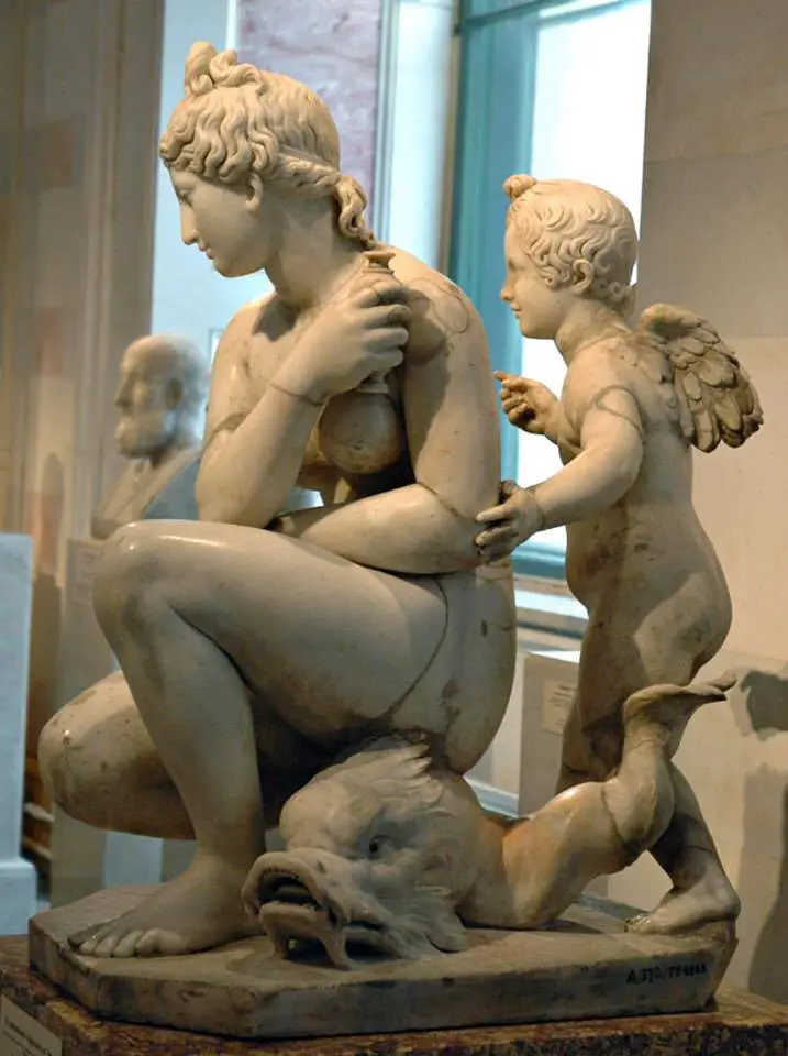 تمثال إروس وأفروديت في متحف هيرميتاج بسان بيترسبرغ في روسيا 